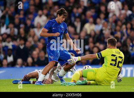 Marc Guiu de Chelsea tente de battre le gardien de but de Servette Jeremy Frick lors du match de première manche de l'UEFA Europa Conference League à Stamford Bridge, Londres. Date de la photo : jeudi 22 août 2024. Banque D'Images