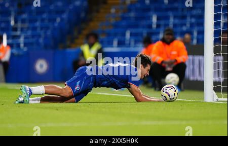 Marc Guiu de Chelsea tente de battre le gardien de but de Servette Jeremy Frick lors du match de première manche de l'UEFA Europa Conference League à Stamford Bridge, Londres. Date de la photo : jeudi 22 août 2024. Banque D'Images