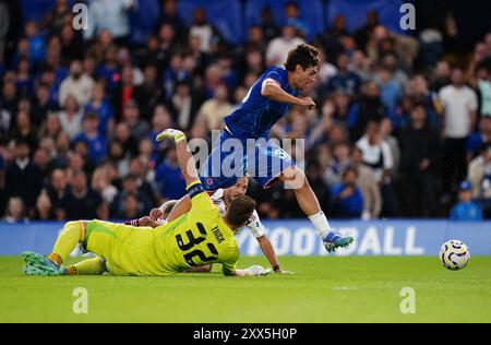 Marc Guiu de Chelsea tente de battre le gardien de but de Servette Jeremy Frick lors du match de première manche de l'UEFA Europa Conference League à Stamford Bridge, Londres. Date de la photo : jeudi 22 août 2024. Banque D'Images