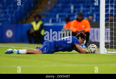 Marc Guiu de Chelsea tente de battre le gardien de but de Servette Jeremy Frick lors du match de première manche de l'UEFA Europa Conference League à Stamford Bridge, Londres. Date de la photo : jeudi 22 août 2024. Banque D'Images