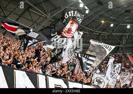 Linz, Autriche. 22 août 2024. LINZ, AUTRICHE - 22 AOÛT : les fans de LASK lors du match de play-off de la 1ère étape de l'UEFA Europa League opposant le LASK et le FCSB Bucarest Oberoesterreich Arena le 22 août 2024 à Linz, Autriche.240822 SEPA 20 029 - 20240822 PD8376 crédit : APA-PictureDesk/Alamy Live News Banque D'Images