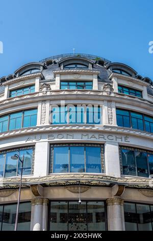 Façade d'un bâtiment du bon marché, anciennement appelé 'au bon marché', un grand magasin français situé dans le 7ème arrondissement de Paris Banque D'Images