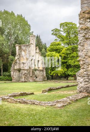 Minster Lovell Hall. Ruines antiques sur la rivière Windrush dans les Cotswolds AONB Banque D'Images