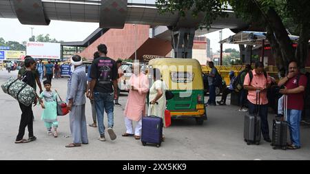 New Delhi, Inde. 22 août 2024. NEW DELHI, INDE - 22 AOÛT : une vue des chauffeurs automobiles de la gare ferroviaire de New Delhi prennent des passagers malgré l'appel à la grève automobile le 22 août 2024 à New Delhi, en Inde. (Photo de Sonu Mehta/Hindustan Times/Sipa USA) crédit : Sipa USA/Alamy Live News Banque D'Images