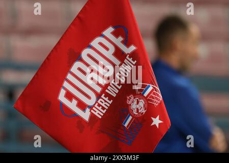 Cracovie, Pologne. 22 août 2024. Football 2024/2025 UEFA Conference League quatrième tour de qualification Wisla Krakow vs cercle Brugge op : drapeau de coin avec L'EUROPE ICI NOUS VENONS texte crédit : Konrad Swierad/Alamy Live News Banque D'Images