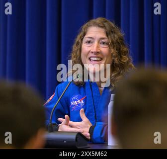 Washington, États-Unis. 06 juin 2024. Christina Koch, astronaute de la NASA et membre d'équipage d'Artemis II, s'exprime lors d'un briefing du personnel de la Maison Blanche avec ses collègues d'équipage d'Artemis II au bâtiment du bureau exécutif d'Eisenhower, le 6 juin 2024 à Washington, DC crédit : Bill Ingalls/NASA/Alamy Live News Banque D'Images