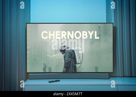 Kaunas, Lituanie - 22 août 2024 : une des séries télévisées les plus populaires Tchernobyl a affiché un écran de télévision Banque D'Images