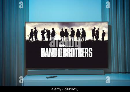 Kaunas, Lituanie - 22 août 2024 : une des séries télévisées les plus populaires Band of Brothers a affiché un écran de télévision Banque D'Images