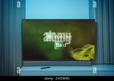 Kaunas, Lituanie - 22 août 2024 : une des séries télévisées les plus populaires Breaking Bad écran de télévision Banque D'Images