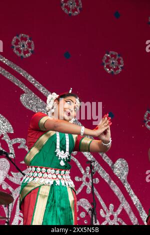 Un danseur de la révolution Gungroo, une troupe indienne classique dansant Navarasa : danse des émotions au Glasgow Mela 2024 à Kelvingrove Park. Banque D'Images