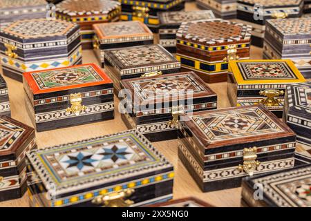 Albaicin, Grenade, Province de Grenade, Andalousie, Espagne. 26 avril 2023. Boîtes en bois décorées dans la boutique de cadeaux de l'Alhambra. Banque D'Images