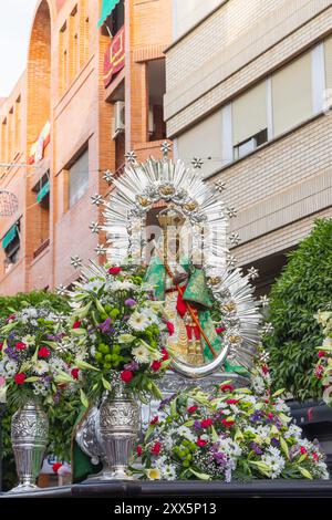 Andujar, Province de Jaen, Andalousie, Espagne. 27 avril 2023. Statue de la Vierge de la Cabeza portée lors d'une procession à une festiva religieuse Banque D'Images