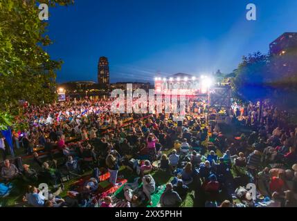 22 août 2024, Hesse, Francfort-sur-le-main : des milliers de visiteurs écoutent les sons du hr-Sinfonieorchester. Le hr-Sinfonieorchester et la Banque centrale européenne (BCE) organisent le concert "Europa Open Air" au Weseler Werft sur les rives du main. Photo : Andreas Arnold/dpa Banque D'Images