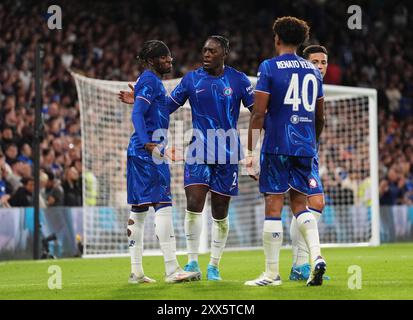 Noni Madueke de Chelsea (à gauche) célèbre avoir marqué le deuxième but de son équipe lors de la ronde de play-off de l'UEFA Europa Conference League, match de première manche à Stamford Bridge, Londres. Date de la photo : jeudi 22 août 2024. Banque D'Images