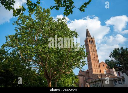 Vérone, Italie - 06 juin 2024 : Basilica di Santa Anastasia tour après les arbres. Banque D'Images