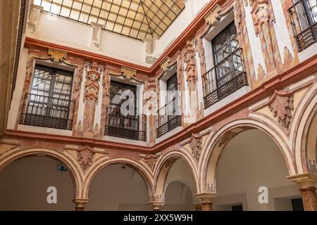 Centro District, Cordoue, Province de Cordoue, Andalousie, Espagne. 2 mai 2023. Une cour voûtée dans un bâtiment traditionnel à Cordoue. Banque D'Images