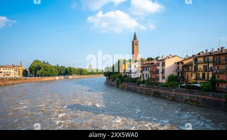 Vérone, Italie - 06 juin 2024 : vue sur la ville depuis le pont Ponte Pietra. Le clocher de Basilica di Santa Anastasia sur le fond. Banque D'Images