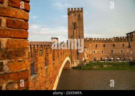 Vérone, Italie - 06 juin 2024 : murs du château de Castelvecchio à l'heure de l'or. Vue depuis le pont. Banque D'Images