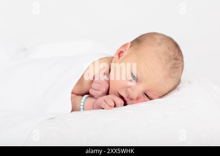 Nouveau-né en chambre d'hôpital. Enfant nouveau-né dans un berceau de co-couchette en bois. Nourrisson dormant dans un berceau de chevet. Coffre-fort co-couchage dans un lit bébé côté lit. Banque D'Images