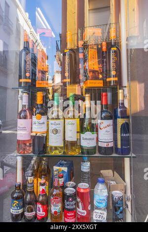 Casco Antiguo, Séville, Province de Séville, Andalousie, Espagne. 3 mai 2023. Bouteilles de vin et canettes de bière dans la vitrine d'un magasin à Cordoue. Banque D'Images