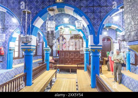 Erriadh, Tunisie - 2 mai 2024 : , vue intérieure de la synagogue historique El Ghriba à Erriadh, sur l'île de Djerba. C'est la plus ancienne synagogue de Tunesoa, DJ Banque D'Images