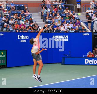 Queens, New York, États-Unis - 20 août 2024 : un jeune joueur de tennis, Ben Shelton, effectue un service puissant lors d'une ronde d'entraînement à l'US Open de New Yo Banque D'Images