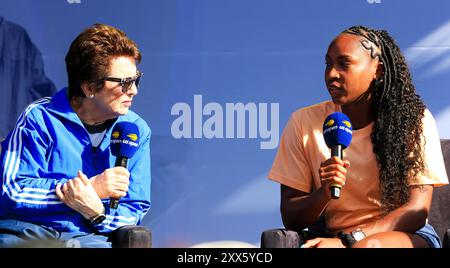 Queens, New York, États-Unis - 20 août 2024 : Billie Jean King s'engage dans une conversation avec Coco Gauff lors d'un événement de l'US Open de New York, mettant en lumière les jeunes Banque D'Images