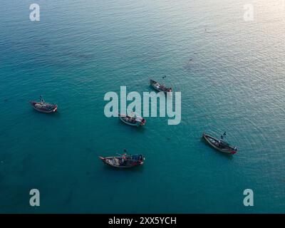Vue aérienne des chalutiers de pêche sur l'île de Saint Martin - l'économie côtière du Bangladesh Banque D'Images