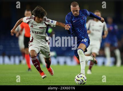 Londres, Royaume-Uni. 22 août 2024. Keigo Tsunemoto de Servette et Mykhailo Mudryk de Chelsea disputent le ballon lors du match de l'UEFA Europa Conference League à Stamford Bridge, Londres. Le crédit photo devrait se lire : Paul Terry/Sportimage crédit : Sportimage Ltd/Alamy Live News Banque D'Images