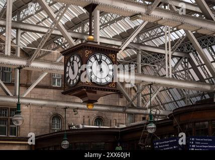 Glasgow : Fünf vor zwölf - genau fünf Minuten vor zwölf zeigt die Uhr im Bahnhof Glasgow Central Glasgow Central Gare centrale an. Der Kopfbahnhof Is Banque D'Images