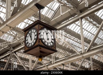 Glasgow : Fünf vor zwölf. - Genau fünf Minuten vor zwölf zeigt die Uhr im Bahnhof Glasgow Central Glasgow Central Railway Station an. Der Kopfbahnhof i. Banque D'Images