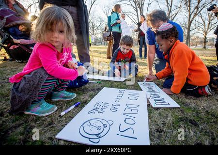 Leah Lautman (3) og Broren Ezra (5) lager protestplakater sammen Med Liev Butler og sønnen Overton (5 år, helt til høyre). Liev har vært lærer i hele sitt voksne liv, og frykter en rasering av den offentlige skolen Med Betsy DeVos som utdanningsminister. Enseignants, étudiants, parents et sénateurs manifestent devant le bâtiment Dirksen du Sénat américain dans un dernier effort pour bloquer l'approbation de Betsy DeVoe comme nouvelle secrétaire à l'éducation. Banque D'Images