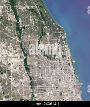 Illinois, États-Unis. 14 juin 2024. Les banlieues au nord et à l'ouest de Chicago contiennent des terrains de golf, beaucoup d'entre eux. Au moins dix parcours parsèment le paysage dans l'image Landsat 8 ci-dessus, capturée par l'OLI (Operational Land Imager) le 14 juin 2024. L'image ci-dessous montre une vue plus large de la même image, avec des dizaines de parcours visibles. Les herbes courtes dans les fairways apparaissent comme des traits vert clair en forme de chenille flanqués par les verts plus sombres de la fétuque rugueuse, souvent haute ou d'autres variétés d'herbes qui sont autorisées à pousser à une plus grande hauteur. Dans l'imagerie satellite, de nombreux parcours sont mouchetés avec Banque D'Images