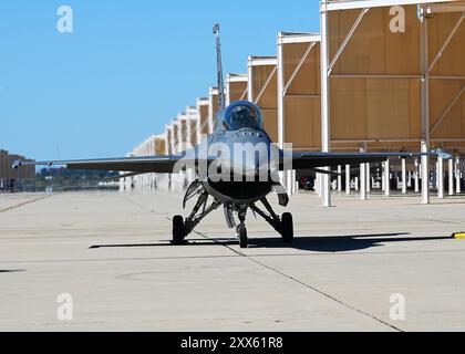 Un F-16 Fighting Falcon se prépare au décollage lors de la formation en vol Heritage à Davis-Monthan AFB, Ariz., 29 février 2024.photo Abbey Rieves Banque D'Images