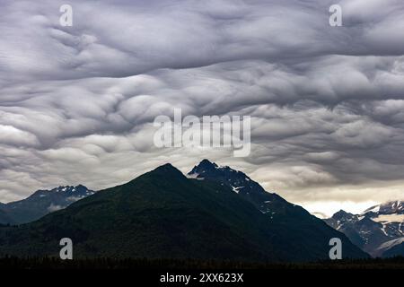 Nuages de mammifères inquiétants au-dessus du mont Iliamna dans la chaîne de montagnes Chigmit - baie de Chinitna, près du parc national et réserve du lac Clark, Alaska Banque D'Images