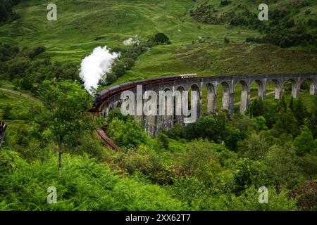 Glenfinnan-Viadukt : Berühmtes Bauwerk. - Der Touristensonderzug The Jacobite mit Dampflokomotive überquert den beeindruckenden, 380 m langen Glenfinna Banque D'Images