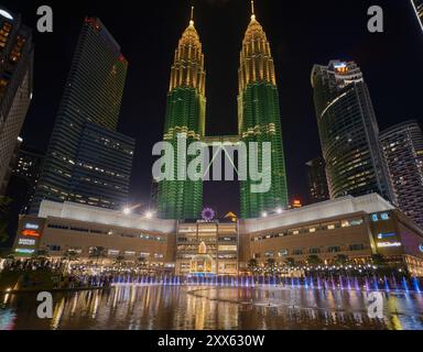 Esplanade (Lake Symphony) dans le parc KLCC, à l'extérieur de Suria KLCC, Kuala Lumpur Malaisie un centre commercial de 6 étages situé au pied des tours jumelles Petronas Banque D'Images