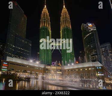 Esplanade (Lake Symphony) dans le parc KLCC, à l'extérieur de Suria KLCC, Kuala Lumpur Malaisie un centre commercial de 6 étages situé au pied des tours jumelles Petronas Banque D'Images