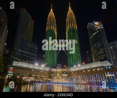 Esplanade (Lake Symphony) dans le parc KLCC, à l'extérieur de Suria KLCC, Kuala Lumpur Malaisie un centre commercial de 6 étages situé au pied des tours jumelles Petronas Banque D'Images