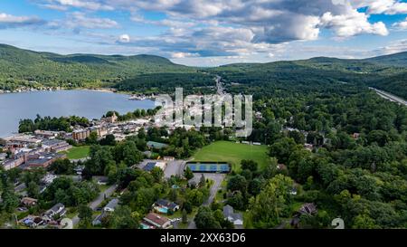 20 août 2024, Sunny Afternoon Summer image aérienne de la région entourant Lake George, NY, USA Banque D'Images