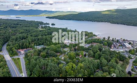 20 août 2024, Sunny Afternoon Summer image aérienne de la région entourant Lake George, NY, USA Banque D'Images