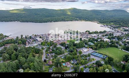 20 août 2024, Sunny Afternoon Summer image aérienne de la région entourant Lake George, NY, USA Banque D'Images