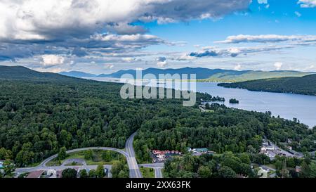 20 août 2024, Sunny Afternoon Summer image aérienne de la région entourant Lake George, NY, USA Banque D'Images