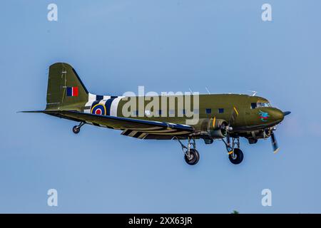 Douglas DC3 C47 Dakota Skytrain volant au 80e jour J de Duxford Banque D'Images