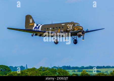 Douglas DC3 C47 Dakota Skytrain volant au 80e jour J de Duxford Banque D'Images