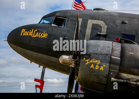 Douglas DC3 C47 Dakota Skytrain volant au Sywell Airshow Banque D'Images