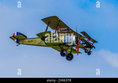 Sopwith Pup et triplan volant en formation au Shuttleworth Old Warden Airshow Banque D'Images