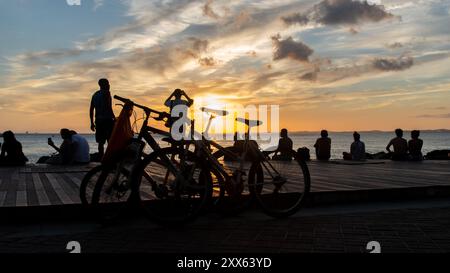 Salvador, Bahia, Brésil - 09 novembre 2019 : des personnes non identifiées en silhouette sont vues en train de profiter du coucher de soleil dans la ville de Salvador, Bahia. Banque D'Images