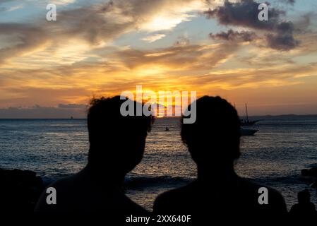 Salvador, Bahia, Brésil - 09 novembre 2019 : des personnes non identifiées en silhouette sont vues en train de profiter du coucher de soleil dans la ville de Salvador, Bahia. Banque D'Images