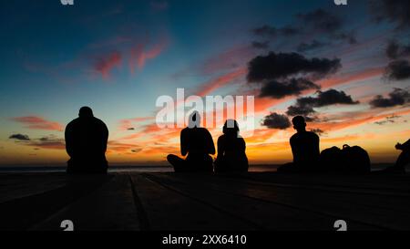 Salvador, Bahia, Brésil - 09 novembre 2019 : des personnes non identifiées en silhouette sont vues en train de profiter du coucher de soleil dans la ville de Salvador, Bahia. Banque D'Images